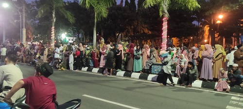 Keluarga pengantar haji suka cita melihat CJH berangkat dari Pendopo Krida Manunggal Tuban